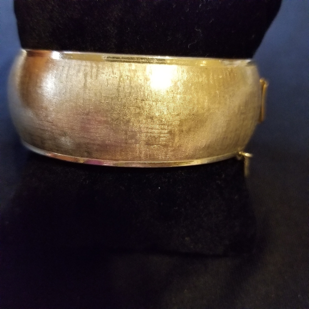 Vintage Coro Pegasus Signed Gold Tone Midcentury Textured Cuff Bracelet - Picture 2 of 10